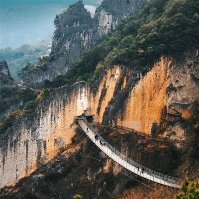 Chong Khánh Liziba Light Rail thông qua tòa nhà Du lịch Yangtze River Three